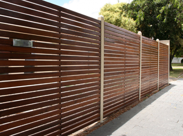 Pagar kayu dengan sentuhan warna putih minimalis